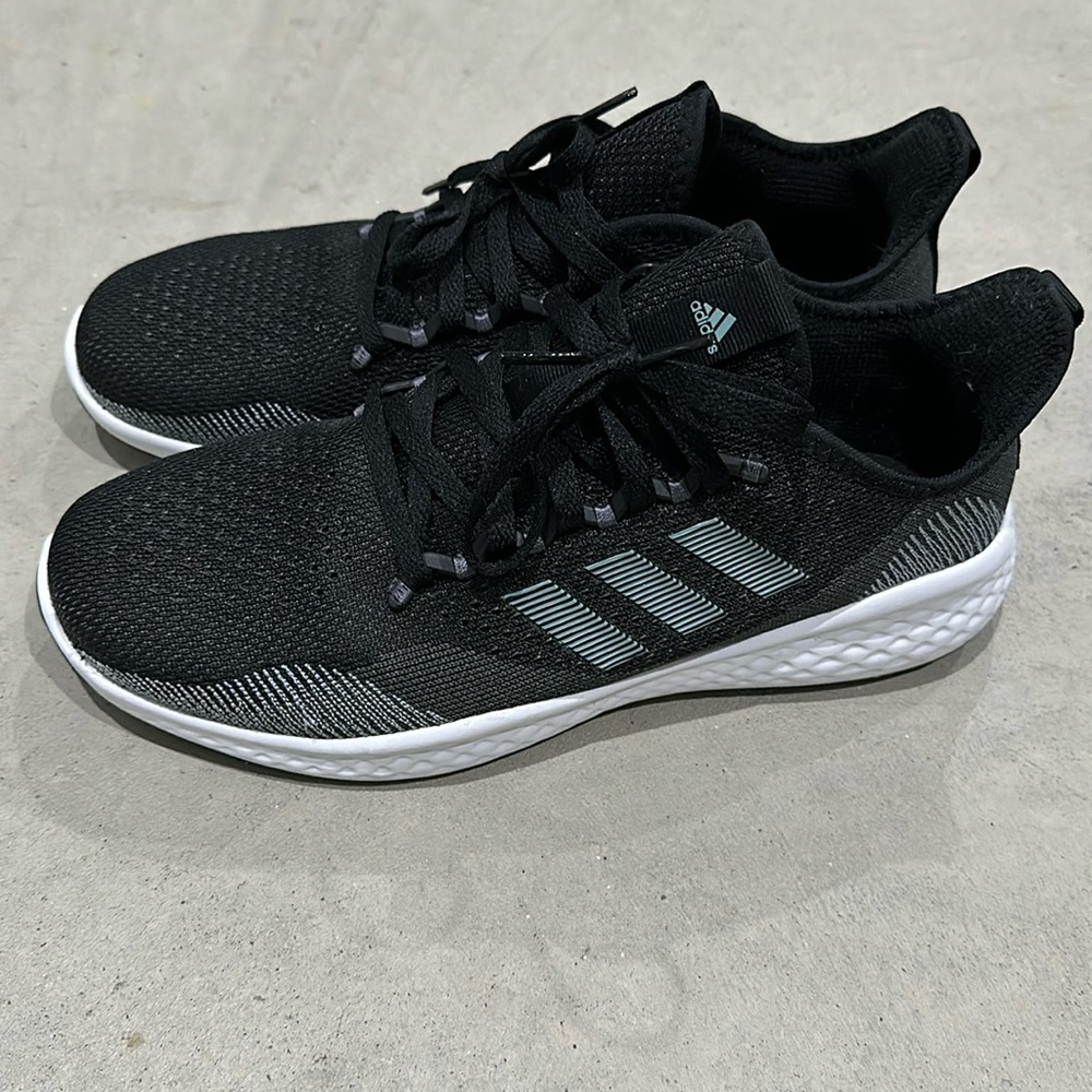 Women’s size 10 Adidas bounce tennis shoe